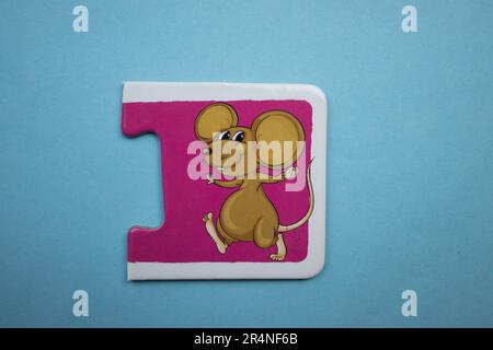 Puzzle di immagine disposti su uno sfondo blu. Mouse Foto Stock