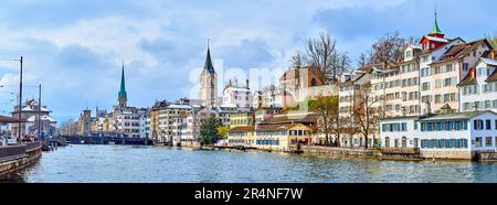 ZURIGO, SVIZZERA - 3 APRILE 2022: Panorama delle case lungo il fiume nel quartiere Lindenhof, il 3 aprile a Zurigo, Svizzera Foto Stock