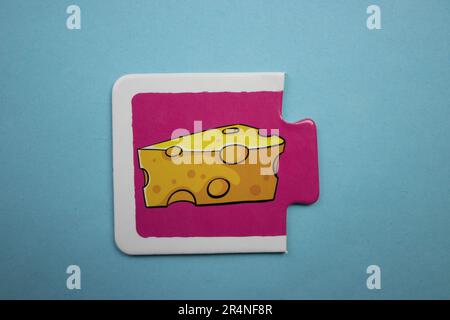 Puzzle di immagine disposti su uno sfondo blu. Formaggio Foto Stock