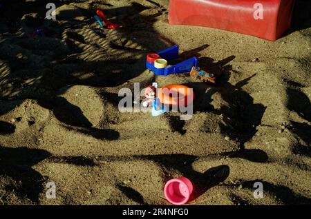 Vecchi giocattoli nel sandbox, russia Foto Stock