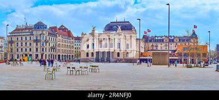 ZURIGO, SVIZZERA - 3 APRILE 2022: Panorama di piazza Sechselautenplatz con il Teatro dell'Opera e gli edifici circostanti, il 3 aprile a Zurigo, Svizzeraan Foto Stock