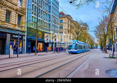 ZURIGO, SVIZZERA - 3 APRILE 2022: Il 3 aprile a Zurigo, Svizzera, Bahnhofstrasse è il principale viale del centro città e sede di boutique di lusso Foto Stock