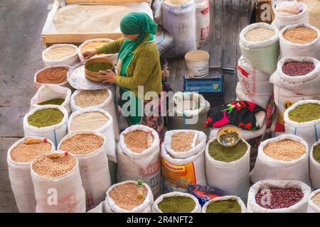 Il bazar Panchshanbe è uno dei bazar più grandi dell'Asia centrale. Vista dall'alto della sala centrale. . Khujand, Tagikistan Foto Stock