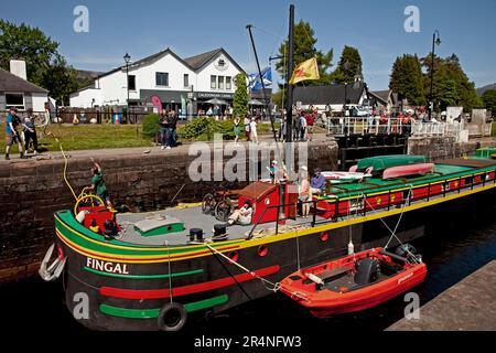 Fort Augustus, Highland, Scozia, Regno Unito, 29 maggio 2023. Il lunedì, durante le festività, vicino alle chiuse del canale di Caledonia, centinaia di turisti che si aggirano e osservano le navi passare attraverso le chiuse. Temperatura 16 gradi centigradi a metà pomeriggio. Nella foto: Fingal of Caledonia Barge di Caledonian Discovery Ltd Lunghezza: 39 metri; raggio: 5,05 metri; cilindrata: 180 tonnellate; motore: Gardner 6LXB 180hp; velocità di crociera: 5 nodi. Foto Stock