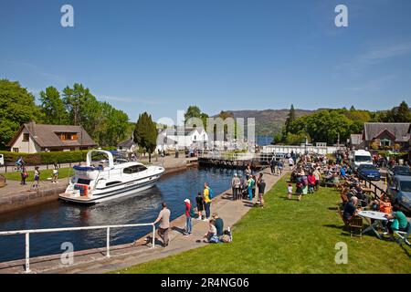 Fort Augustus, Highland, Scozia, Regno Unito, 29 maggio 2023. Il lunedì, durante le festività, vicino alle chiuse del canale di Caledonia, centinaia di turisti che si aggirano e osservano le navi passare attraverso le chiuse. Temperatura 16 gradi centigradi a metà pomeriggio. Nella foto: Kintail 1V passa attraverso le chiuse del canale e infine il ponte oscillante. Foto Stock