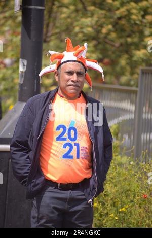 Luton, Regno Unito. 29th maggio, 2023. Migliaia di tifosi di calcio si stanno impadanando per le strade di Luton mentre celebrano la straordinaria promozione della loro squadra alla Premier League. I giocatori hanno partecipato a una parata di vittoria con il loro trofeo, da un autobus scoperto, prima di unirsi ai tifosi per una celebrazione del centro città. Luton Town ha vinto la promozione a Wembley sabato 27 giugno 2023. Credit: Kingsley Davis/Alamy Live News Foto Stock