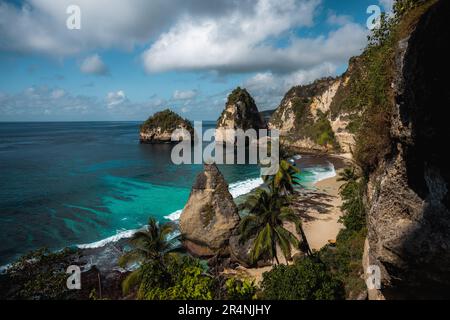Splendida vista sulla Diamond Beach bagnata da un mare turchese durante una bella alba. Diamond Beach è una spiaggia incontaminata di sabbia bianca e blu setoso Foto Stock