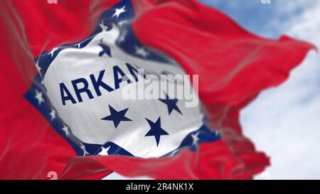 La bandiera dello stato dell'Arkansas sventola nel vento in una giornata limpida. Campo rosso con diamante bianco bordato blu. 29 stelle e ARKANSAS in blu. 3d illustrazione rend Foto Stock