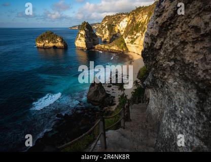 Splendida vista sulla Diamond Beach bagnata da un mare turchese durante una bella alba. Diamond Beach è una spiaggia incontaminata di sabbia bianca e blu setoso Foto Stock