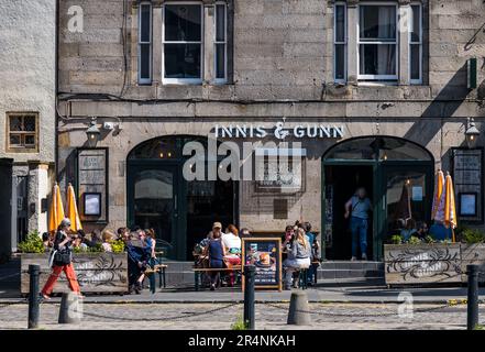 The Shore Leith, Edimburgo, Scozia, Regno Unito, 29th maggio 2023. UK Weather: Il sole delle vacanze in banca. I bar sul lungomare lungo l'acqua di Leith sono affollati con i clienti che godono del clima molto caldo. Credit: Sally Anderson/Alamy Live News Foto Stock