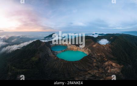 Vista aerea del vulcano Danau Kelimutu a Ende, Flores Island. Alba. Lago cratere colorato. Vista aerea est di Nusa Tenggara Foto Stock