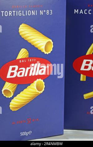 Viersen, Germania - Maggio 9. 2023: Primo piano delle scatole di pasta Barilla italiana Foto Stock