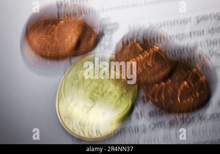 Qualcuno che ha ricevuto notifica dall'Agenzia svedese per le assicurazioni sociali (in svedese: försäkringskassan) circa la ricezione di assistenza elettrica, qui fotografato durante un lungo periodo di esposizione. A causa dell'aumento dei costi dell'elettricità, il governo ha deciso che le famiglie svedesi riceveranno un sostegno all'elettricità (elstöd) in base al loro consumo di elettricità. Foto Stock