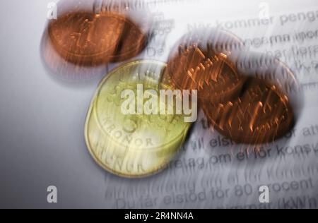 Qualcuno che ha ricevuto notifica dall'Agenzia svedese per le assicurazioni sociali (in svedese: försäkringskassan) circa la ricezione di assistenza elettrica, qui fotografato durante un lungo periodo di esposizione. A causa dell'aumento dei costi dell'elettricità, il governo ha deciso che le famiglie svedesi riceveranno un sostegno all'elettricità (elstöd) in base al loro consumo di elettricità. Foto Stock