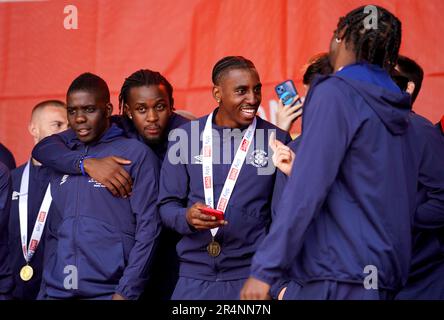 Il meraviglioso Nakamba di Luton Town, l'ammiraglio Muskwe e l'Amari'i Bell sul palco durante una celebrazione promozionale a St George's Sqaure, Luton. Luton ha completato la loro ascesa da favola da non-campionato a Premier League con una drammatica e improvvisa vittoria a sparare contro Coventry nella finale di play-off di Sky Bet Championship. Data immagine: Lunedì 29 maggio 2023. Foto Stock