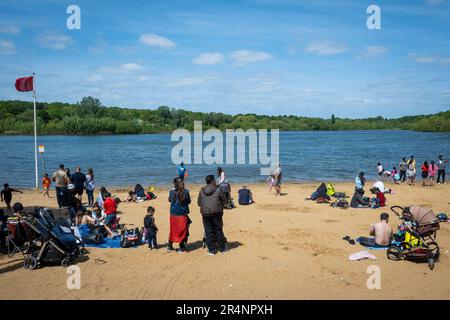 Londra, Regno Unito. 29 maggio 2023. UK Weather - la gente gode il sole di lunedì di festa della Banca e 17C temperature al Lido di Ruislip nel nord ovest di Londra. Per i prossimi giorni sono previste condizioni climatiche più belle e con temperature in aumento. Credit: Stephen Chung / Alamy Live News Foto Stock