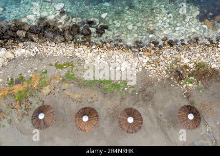 Vista sui droni o su un molo vuoto nel mare. Blu turchese acqua calma Foto Stock
