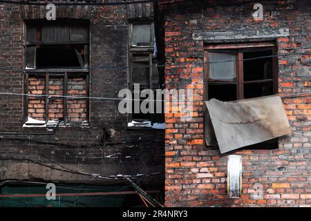Muri grungy af vecchi edifici industriali abbandonati a San Pietroburgo, Russia Foto Stock