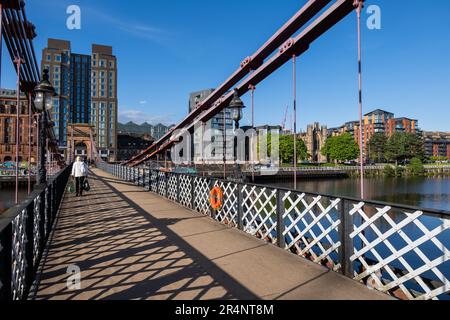 Vista dal South Portland Street Suspension Bridge a Glasgow, Scozia, Regno Unito. Passerella dalla 1853 attraverso il fiume Clyde nel centro della città Foto Stock