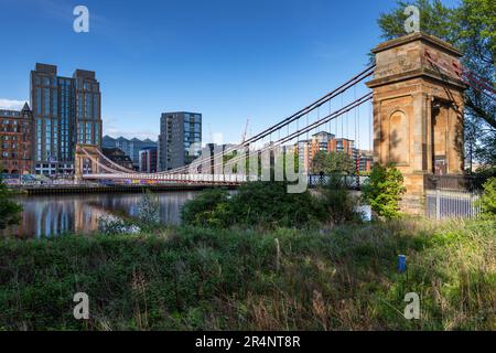 Skyline della città di Glasgow con South Portland Street Suspension Bridge a Glasgow, Scozia, Regno Unito. Passerella dalla 1853 attraverso il fiume Clyde Foto Stock