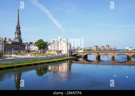 Vista a ovest lungo il fiume Ayr verso Ayr New Bridge con la torre dell'orologio del municipio di Ayr, Ayr, Ayrshire, Scozia, Regno Unito Foto Stock