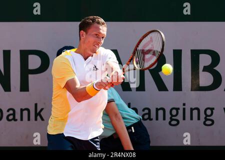 Parigi, Francia. 29th maggio, 2023. Tennis: Grand Slam/ATP Tour - French Open, single maschile, 1st round. Lehecka (Repubblica Ceca) - Struff (Germania). Jiri Lehecka è in azione. Credit: Frank Molter/dpa/Alamy Live News Foto Stock