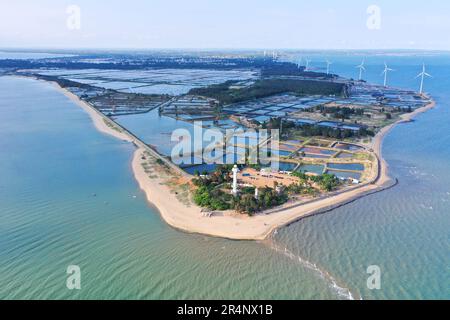 (230529) -- ZHANJIANG, 29 maggio 2023 (Xinhua) -- questa foto aerea scattata il 27 maggio 2023 mostra la vista dell'angolo di Deng Lou nella cittadina di Jiaowei della Contea di Xuwen, la città di Zhanjiang, provincia del Guangdong della Cina meridionale. Il Deng Lou Corner prende il nome dal faro situato a terra e dalla forma appuntita del terreno nel mare. Confinante con il Mar Cinese Meridionale ad est e il Golfo Beibu ad ovest e di fronte all'Isola di Hainan a sud attraverso lo stretto di Qiongzhou, la Citta' di Zhanjiang nella Provincia di Guangdong della Cina Meridionale ha la piu' grande area di foresta di mangrovie in tutto il paese ed e' un impo Foto Stock