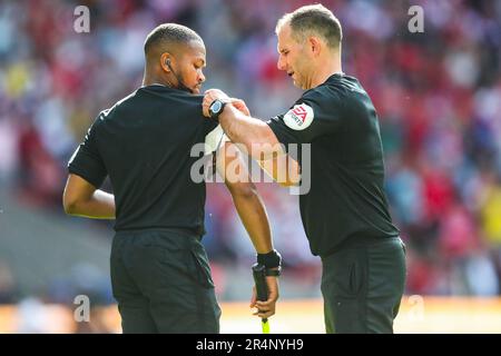 L'arbitro Tim Robinson aiuta il linesman con la sua tecnologia durante la partita finale di Sky Bet League 1 Barnsley vs Sheffield Mercoledì al Wembley Stadium, Londra, Regno Unito, 29th maggio 2023 (Foto di Gareth Evans/News Images) Foto Stock