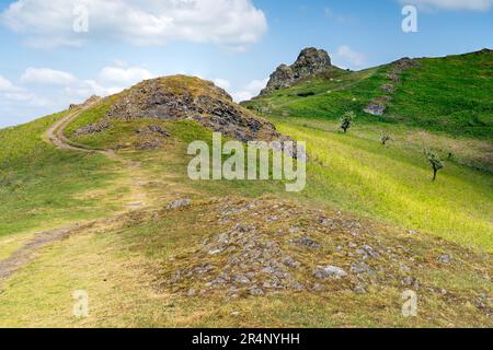 Una vista di Hope Bowdler Hill in Shropshire con la pietra Gaer alla cima nella Shropshire Hills Area di bellezza naturale AONB Foto Stock
