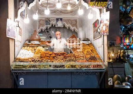 Una bancarella di cibo Belkabir nella Medina dei suq centrali, Marrakech, Marocco. I Belkabir sono dolci tradizionali marocchini fatti con dolci dolci. Foto Stock