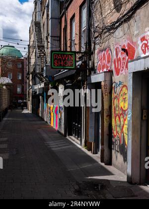 Un cartello al neon che legge 'PAWN SHOP' nella città di Dublino, Irlanda. Foto Stock