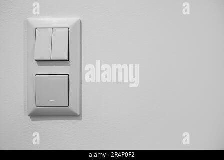 Interruttori moderni sulla parete della luce Foto stock - Alamy