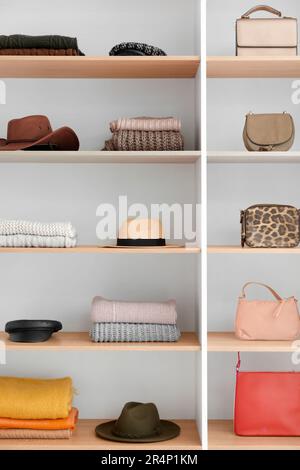 Scaffali con abiti e accessori eleganti in boutique Foto Stock