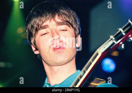 Noel Gallagher of Oasis al Cardiff International Arena CIA sulla (What's the Story) mattinata Gloria? Tour a Cardiff, Galles, Regno Unito il 18 marzo 1996. Foto: Rob Watkins Foto Stock
