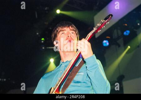 OASIS, MORNING GLORY TOUR, 1996: Noel Gallagher of Oasis alla Cardiff International Arena CIA on the (What's the Story) Morning Glory? Tour a Cardiff, Galles, Regno Unito il 18 marzo 1996. Foto: Rob Watkins Foto Stock