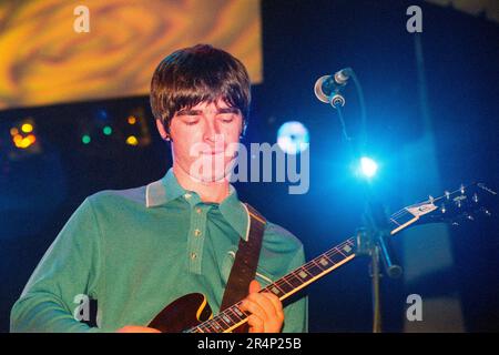 Noel Gallagher of Oasis al Cardiff International Arena CIA sulla (What's the Story) mattinata Gloria? Tour a Cardiff, Galles, Regno Unito il 18 marzo 1996. Foto: Rob Watkins Foto Stock