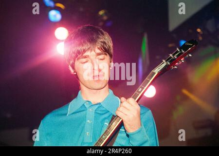 OASIS, MORNING GLORY TOUR, 1996: Noel Gallagher of Oasis alla Cardiff International Arena CIA on the (What's the Story) Morning Glory? Tour a Cardiff, Galles, Regno Unito il 18 marzo 1996. Foto: Rob Watkins Foto Stock