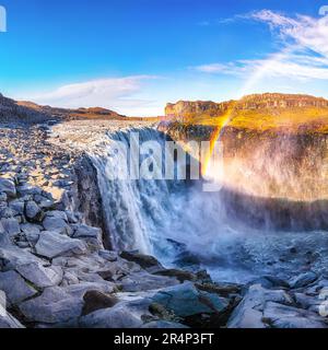 Vista mozzafiato sull'alba della cascata più potente d'Europa chiamata Dettifoss con arcobaleno. Ubicazione: Parco Nazionale di Vatnajokull, fiume Jokulsa A. Foto Stock