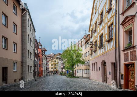 Strada con belle case colorate a graticcio a Norimberga, Germania Foto Stock