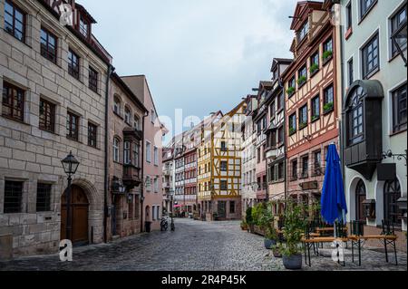 Strada con belle case colorate a graticcio a Norimberga, Germania Foto Stock