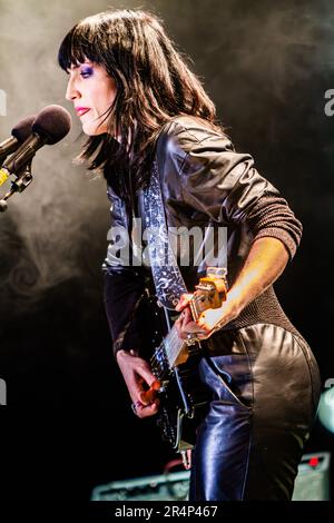 Milano Italia. 03 marzo 2011. Il cantante-cantautore americano Joan Wasser, alias JOAN, COME POLIZIESCA suona dal vivo sul palco al Teatro Franco Parenti. Foto Stock