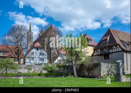 Giornata primaverile soleggiata nel centro storico di Rothenburg ob der Tauber, Germania Foto Stock
