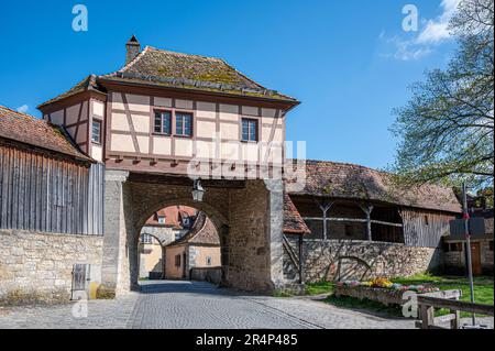 Roeder Gate Barbican esterno a Rothenburg ob der Tauber, Germania. Foto Stock
