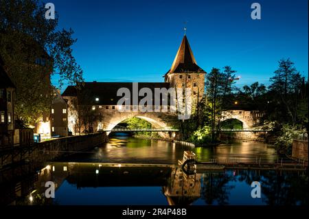 Vecchio ponte medievale sul fiume Pegnitz di notte a Norimberga, Germania. Frontime e Schlayerturm torre. Foto Stock