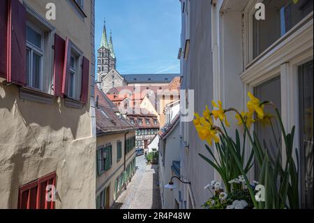 Vista sulla chiesa dalla strada a Bamberga, Germania Foto Stock