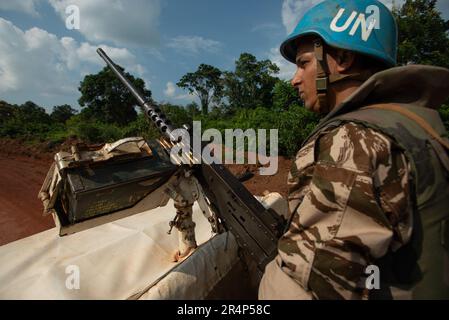 Un convoglio delle Nazioni Unite per il mantenimento della pace opera su una strada sterrata nella RDC, vicino a dura. La mitragliatrice Browning del calibro di 0,50 M2 è armata con tondi dal vivo e gestita da personale militare dell'esercito marocchino Foto Stock