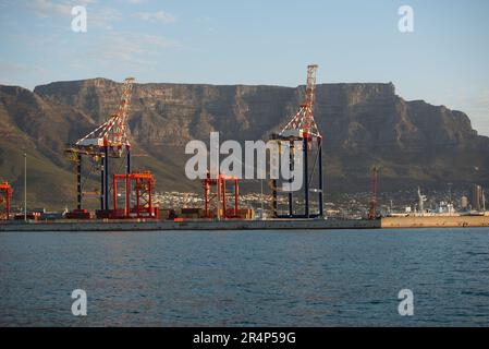 Container Port a Città del Capo, con Table Mountain dietro Foto Stock