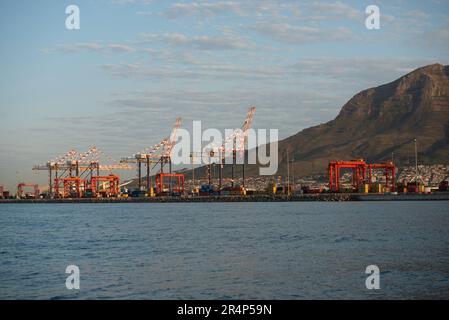 Container Port a Città del Capo, con Table Mountain dietro Foto Stock