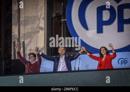 Madrid, Spagna. 29th maggio, 2023. Alberto Núñez - Feijoo, presidente del Partito popolare (C), Isabel Diaz Ayuso (R), presidente della Comunità di Madrid, e José Luis Martinez Almeida (L), sindaco di Madrid, accolgono i sostenitori riuniti di fronte alla sede del Partito. Il Partito popolare spagnolo si è proclamato vincitore delle elezioni regionali e comunali svoltesi in Spagna. (Foto di David Canales/SOPA Images/Sipa USA) Credit: Sipa USA/Alamy Live News Foto Stock