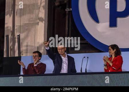 Madrid, Spagna. 29th maggio, 2023. Alberto Núñez - Feijoo, presidente del Partito popolare (C), Isabel Diaz Ayuso (R), presidente della Comunità di Madrid e José Luis Martinez Almeida (L), sindaco di Madrid, festeggiano su uno dei balconi della sede del Partito. Il Partito popolare spagnolo si è proclamato vincitore delle elezioni regionali e comunali svoltesi in Spagna. Credit: SOPA Images Limited/Alamy Live News Foto Stock